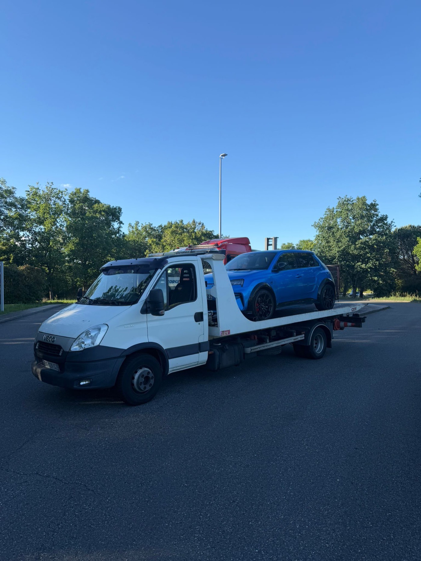 Enlèvement d'un véhicule par notre camion plateau en Île-de-France